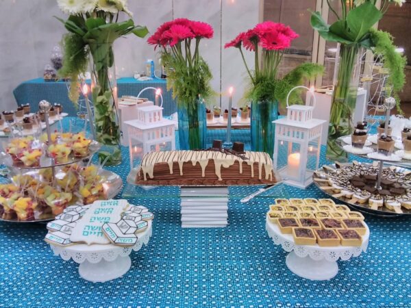 Manhattan Teal Squares Tablecloth - Image 5